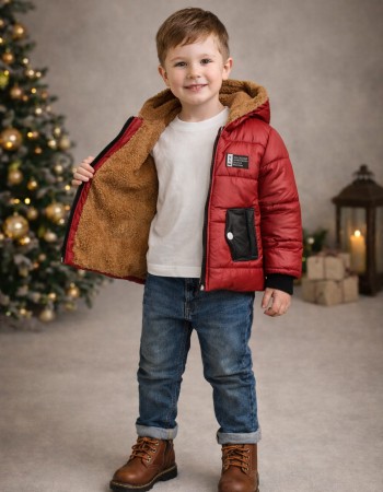 Rote Jungen-Regenjacke mit Fellfutter und schwarzen Akzenten 5004 - Rot